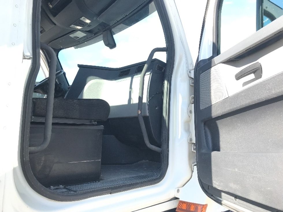 Day Cab Tractor-Heavy Duty Tractors-Freightliner-2018-T12664ST-Davenport-IA-361,465\n\t\tmiles-$ 51,500 - Image 12