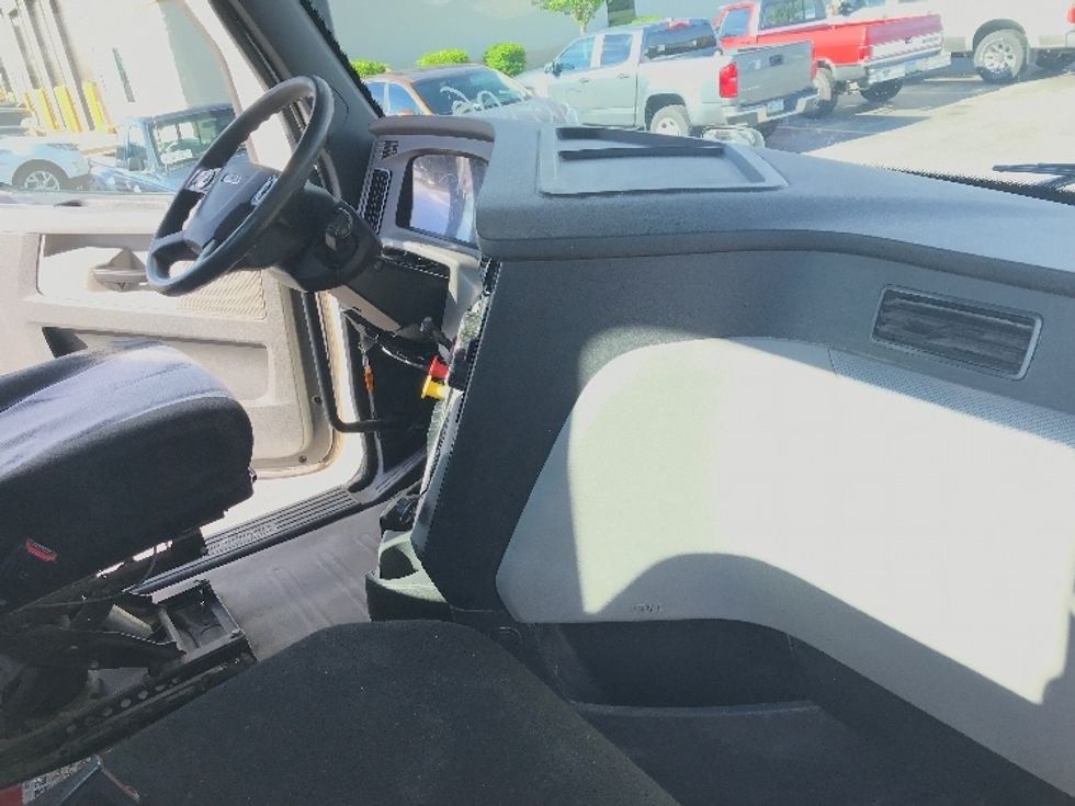 Day Cab Tractor-Heavy Duty Tractors-Freightliner-2018-T12664ST-Davenport-IA-361,465\n\t\tmiles-$ 51,500 - Image 14