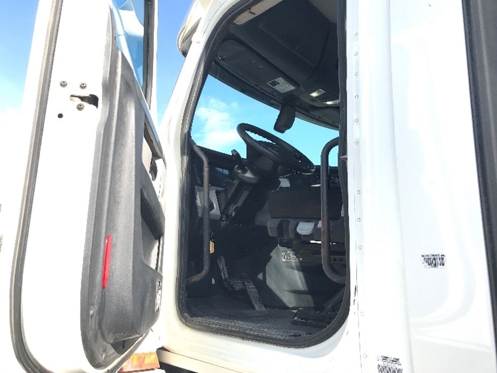 Day Cab Tractor-Heavy Duty Tractors-Freightliner-2018-T12664ST-Davenport-IA-361,465\n\t\tmiles-$ 51,500 - Image 9