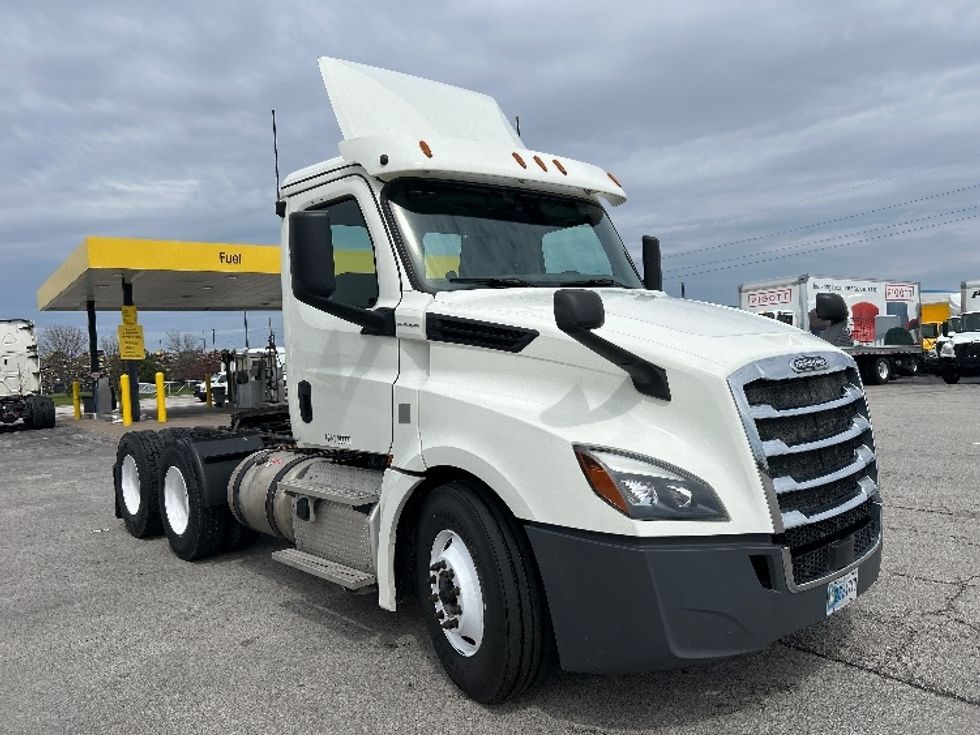 Day Cab Tractor-Heavy Duty Tractors-Freightliner-2018-T12664ST-Davenport-IA-363,248\n\t\tmiles-$ 47,250 - Image 1
