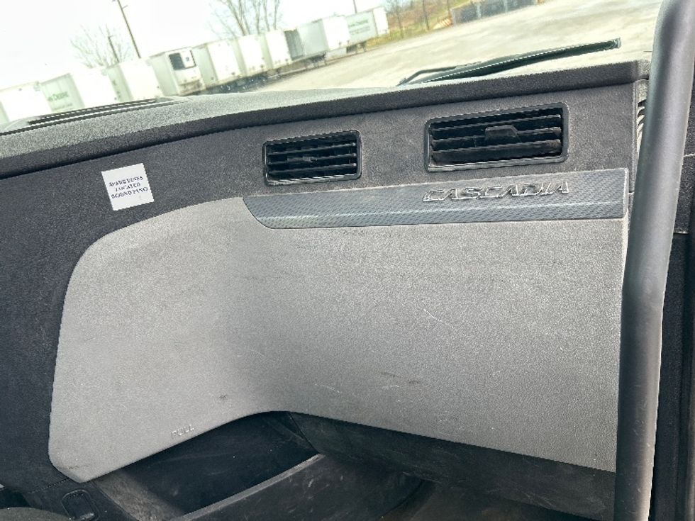 Day Cab Tractor-Heavy Duty Tractors-Freightliner-2018-T12664ST-Davenport-IA-363,248\n\t\tmiles-$ 47,250 - Image 13