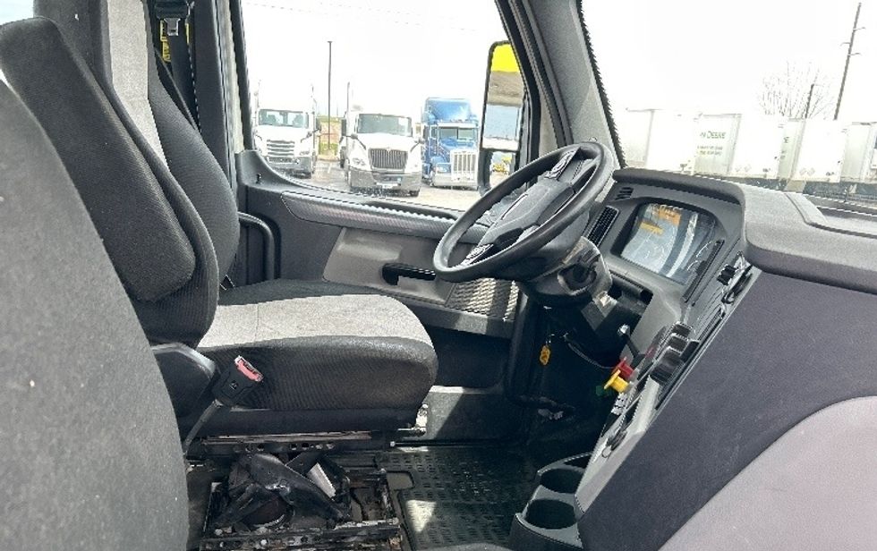 Day Cab Tractor-Heavy Duty Tractors-Freightliner-2018-T12664ST-Davenport-IA-363,248\n\t\tmiles-$ 47,250 - Image 14