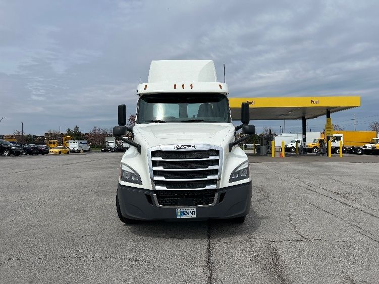 2018 Freightliner Cascadia 126" Day cab photo 2