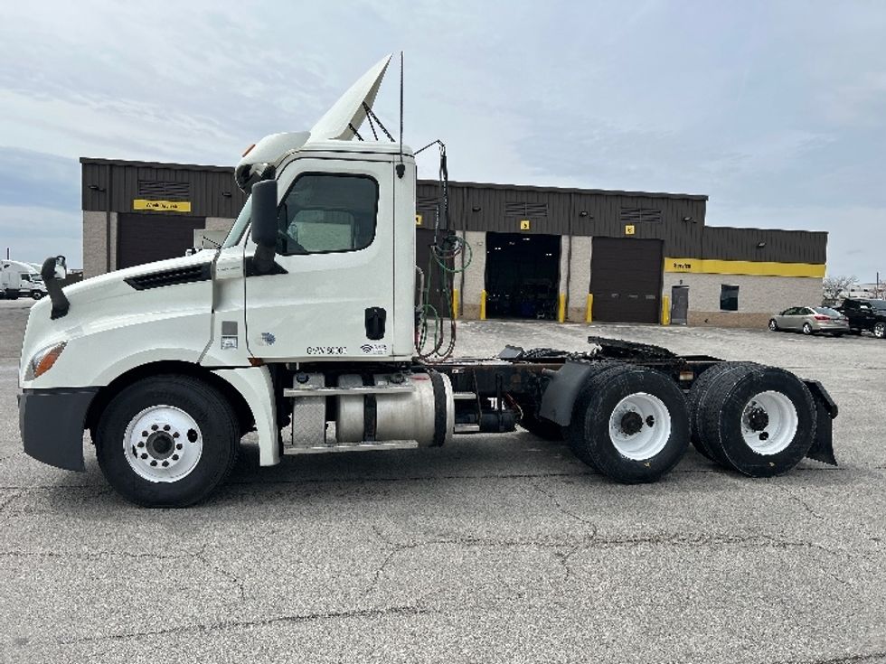 Day Cab Tractor-Heavy Duty Tractors-Freightliner-2018-T12664ST-Davenport-IA-363,248\n\t\tmiles-$ 47,250 - Image 4