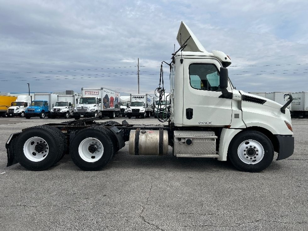 Day Cab Tractor-Heavy Duty Tractors-Freightliner-2018-T12664ST-Davenport-IA-363,248\n\t\tmiles-$ 47,250 - Image 8