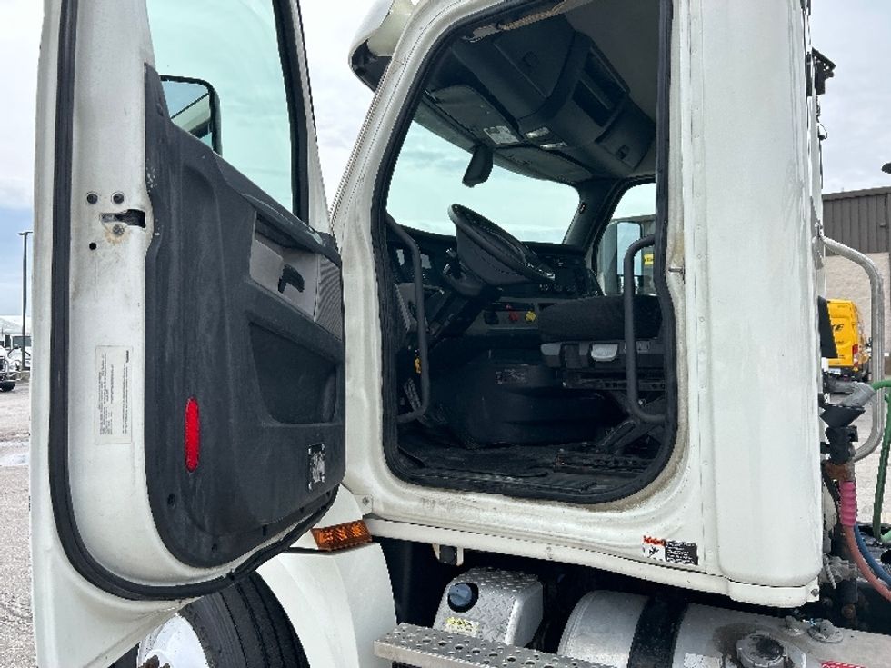 Day Cab Tractor-Heavy Duty Tractors-Freightliner-2018-T12664ST-Davenport-IA-363,248\n\t\tmiles-$ 47,250 - Image 9