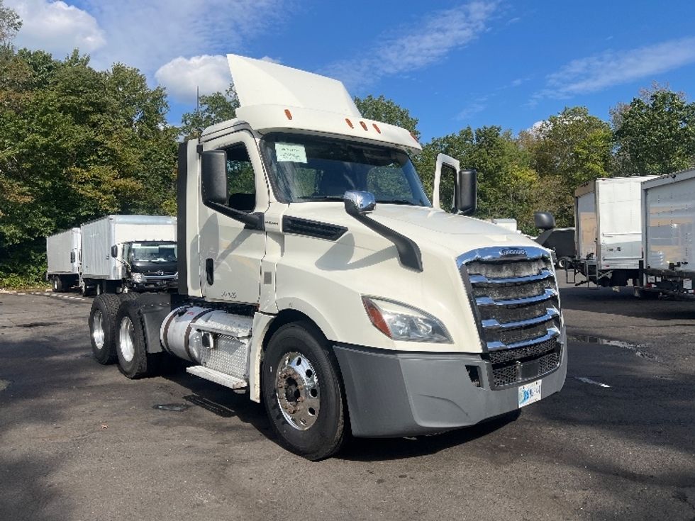 Day Cab Tractor-Heavy Duty Tractors-Freightliner-2018-T12664ST-Dayton-NJ-460,838\n\t\tmiles-$ 37,000 - Image 1