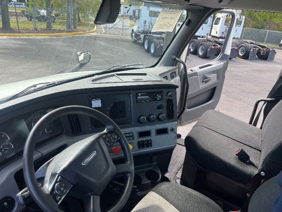 Day Cab Tractor-Heavy Duty Tractors-Freightliner-2018-T12664ST-Dayton-NJ-460,838\n\t\tmiles-$ 37,000 - Image 10