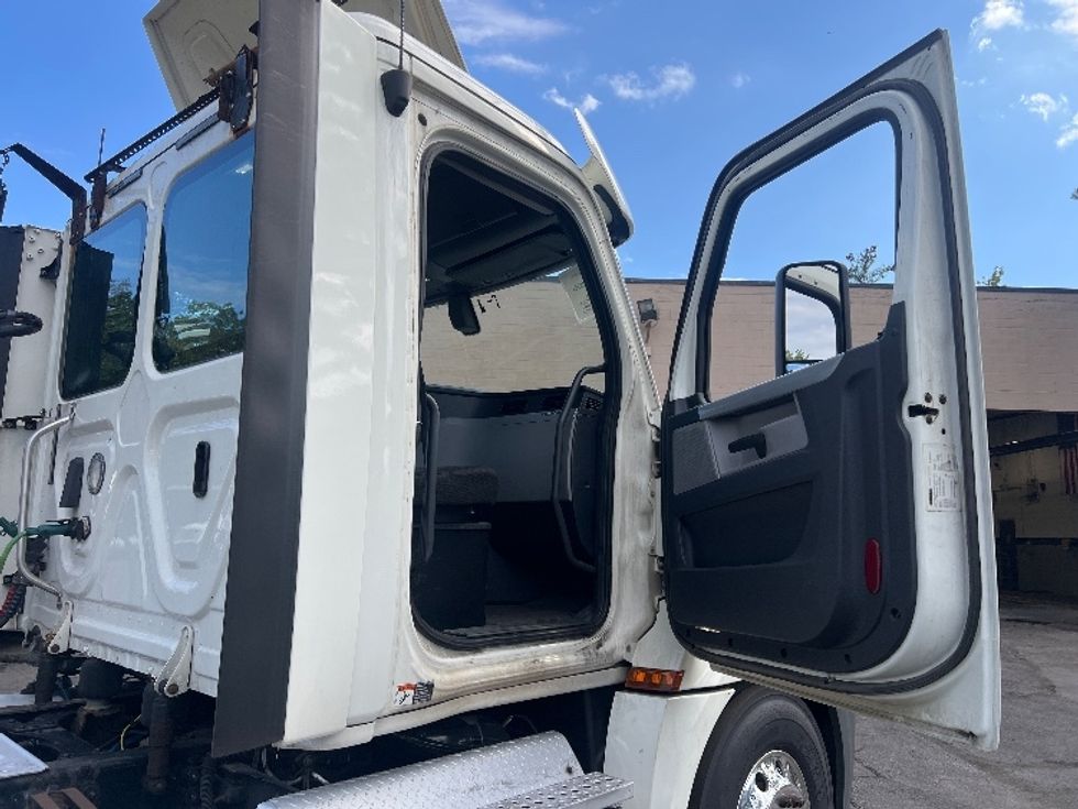Day Cab Tractor-Heavy Duty Tractors-Freightliner-2018-T12664ST-Dayton-NJ-460,838\n\t\tmiles-$ 37,000 - Image 12