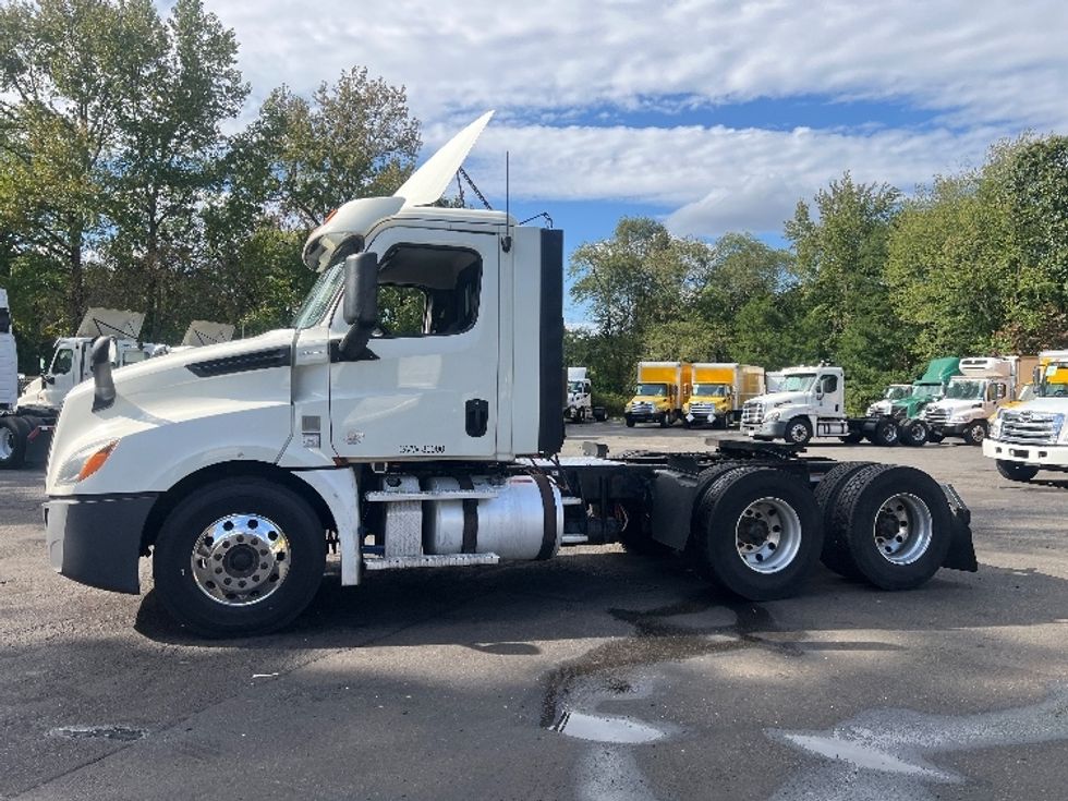 Day Cab Tractor-Heavy Duty Tractors-Freightliner-2018-T12664ST-Dayton-NJ-460,838\n\t\tmiles-$ 37,000 - Image 4