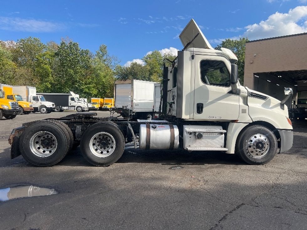 Day Cab Tractor-Heavy Duty Tractors-Freightliner-2018-T12664ST-Dayton-NJ-460,838\n\t\tmiles-$ 37,000 - Image 8