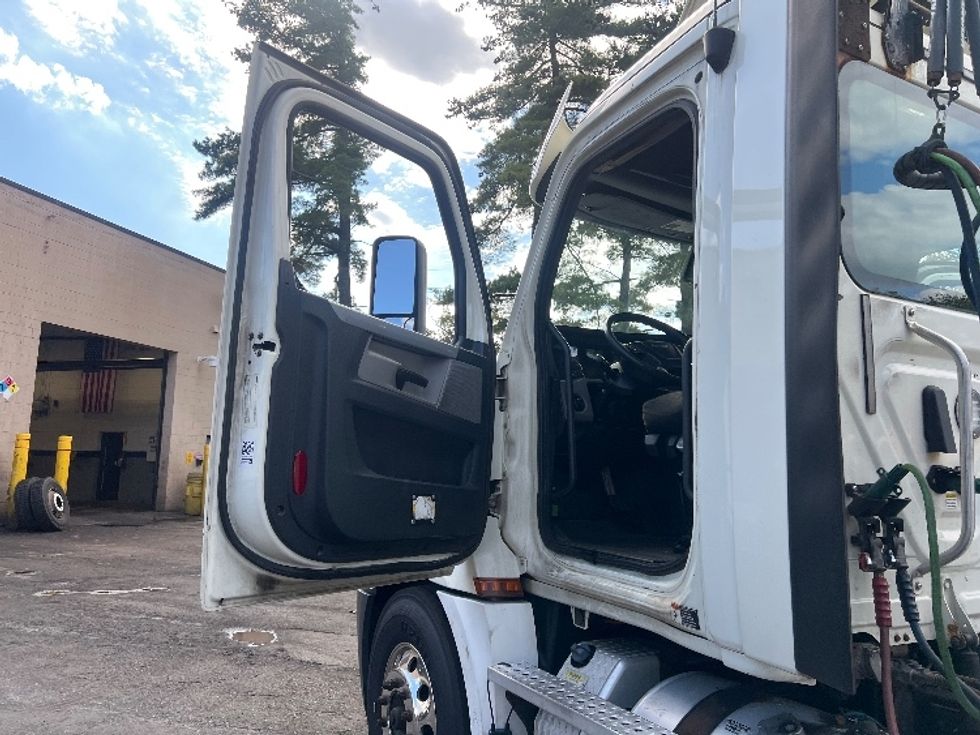 Day Cab Tractor-Heavy Duty Tractors-Freightliner-2018-T12664ST-Dayton-NJ-460,838\n\t\tmiles-$ 37,000 - Image 9