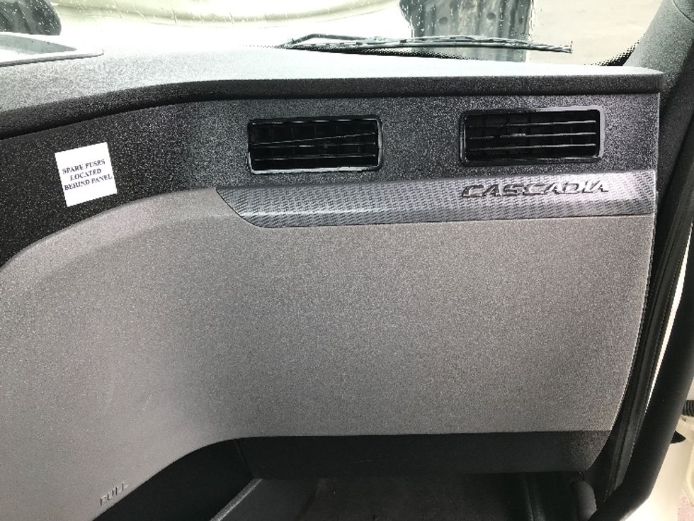 Day Cab Tractor-Heavy Duty Tractors-Freightliner-2018-T12664ST-Dayton-OH-488,857\n\t\tmiles-$ 43,000 - Image 12