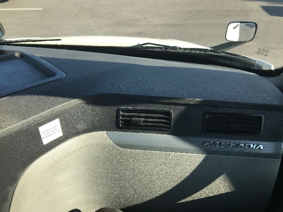 Day Cab Tractor-Heavy Duty Tractors-Freightliner-2018-T12664ST-Dayton-OH-540,837\n\t\tmiles-$ 38,750 - Image 13