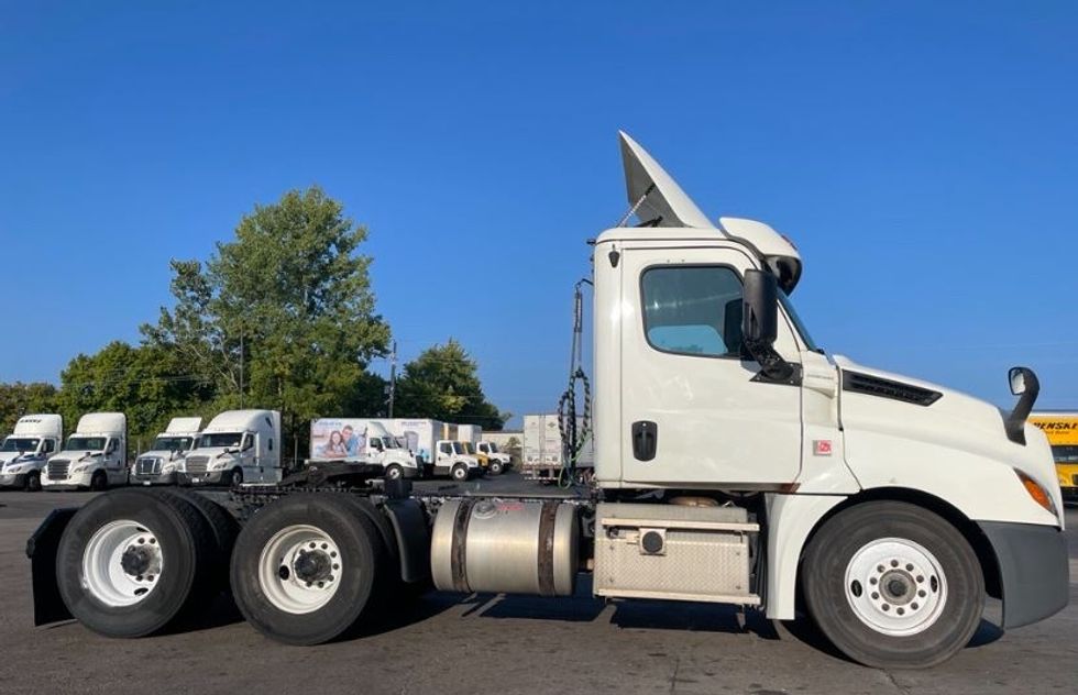Day Cab Tractor-Heavy Duty Tractors-Freightliner-2018-T12664ST-Dayton-OH-540,837\n\t\tmiles-$ 38,750 - Image 8