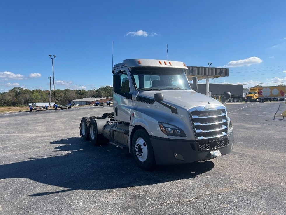 Day Cab Tractor-Heavy Duty Tractors-Freightliner-2018-T12664ST-Decatur-AL-401,885\n\t\tmiles-$ 42,500 - Image 1