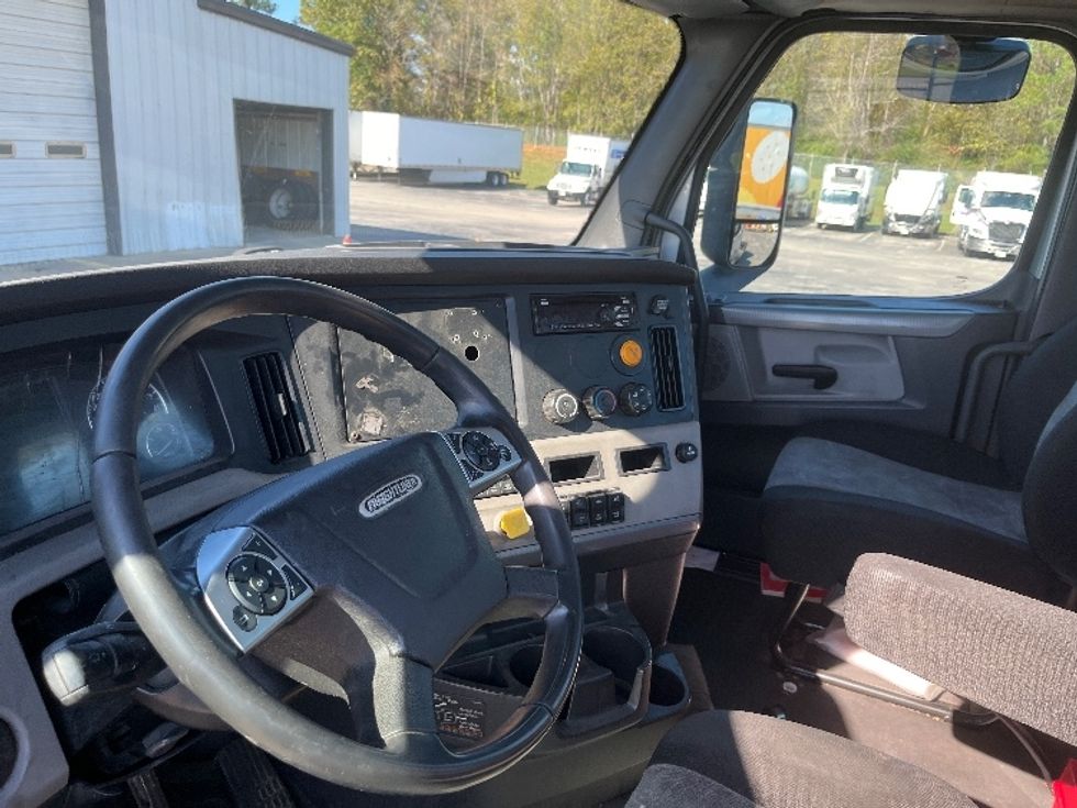 Day Cab Tractor-Heavy Duty Tractors-Freightliner-2018-T12664ST-Decatur-AL-401,885\n\t\tmiles-$ 42,500 - Image 10