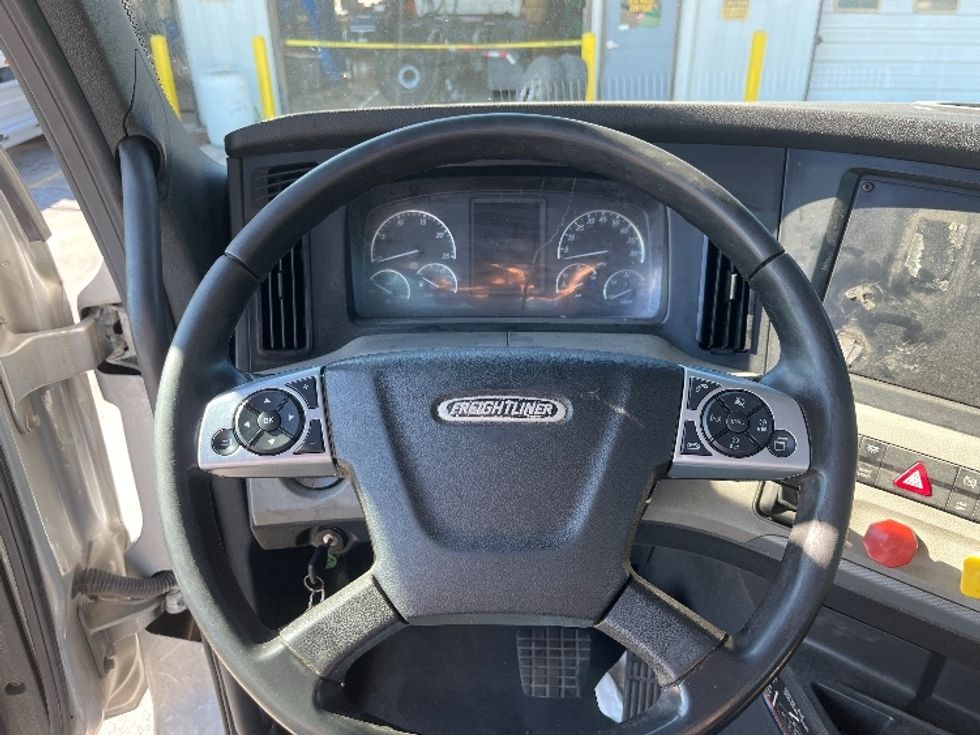 Day Cab Tractor-Heavy Duty Tractors-Freightliner-2018-T12664ST-Decatur-AL-401,885\n\t\tmiles-$ 42,500 - Image 11