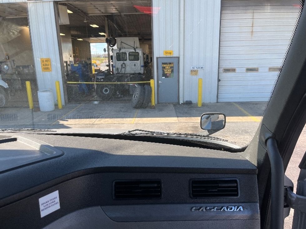 Day Cab Tractor-Heavy Duty Tractors-Freightliner-2018-T12664ST-Decatur-AL-401,885\n\t\tmiles-$ 42,500 - Image 12