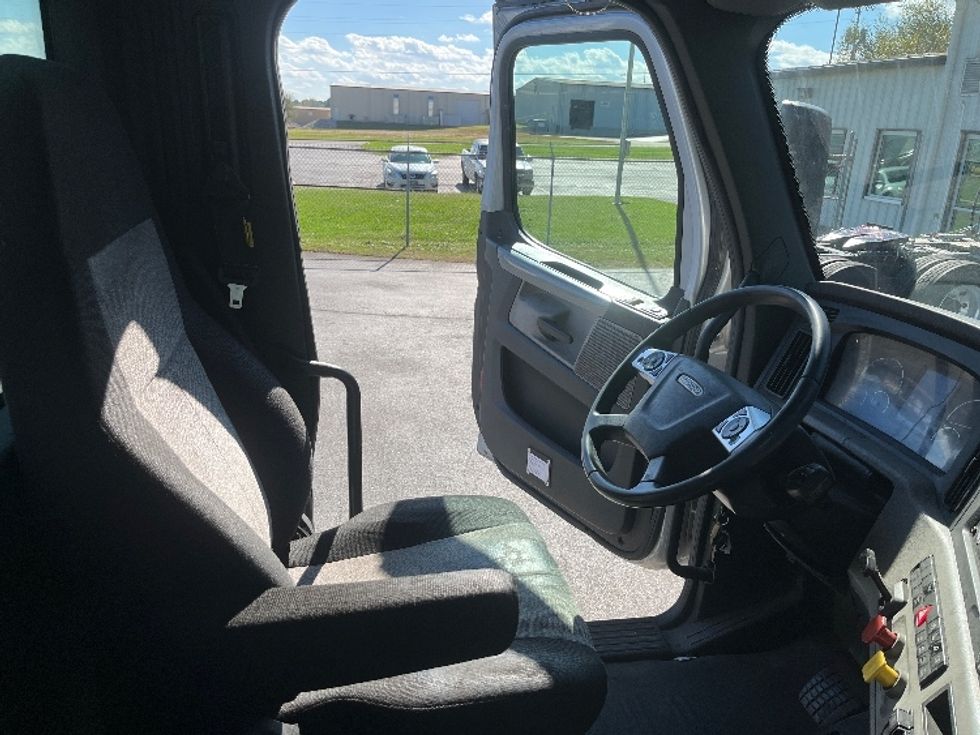 Day Cab Tractor-Heavy Duty Tractors-Freightliner-2018-T12664ST-Decatur-AL-401,885\n\t\tmiles-$ 42,500 - Image 13
