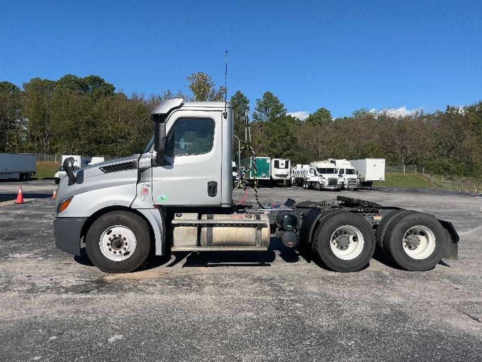 Day Cab Tractor-Heavy Duty Tractors-Freightliner-2018-T12664ST-Decatur-AL-401,885\n\t\tmiles-$ 42,500 - Image 4