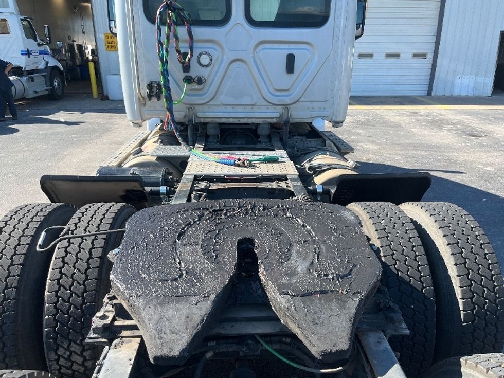 Day Cab Tractor-Heavy Duty Tractors-Freightliner-2018-T12664ST-Decatur-AL-401,885\n\t\tmiles-$ 42,500 - Image 6