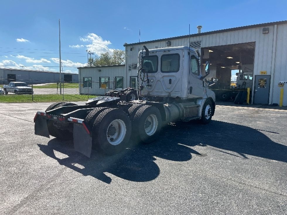 Day Cab Tractor-Heavy Duty Tractors-Freightliner-2018-T12664ST-Decatur-AL-401,885\n\t\tmiles-$ 42,500 - Image 7