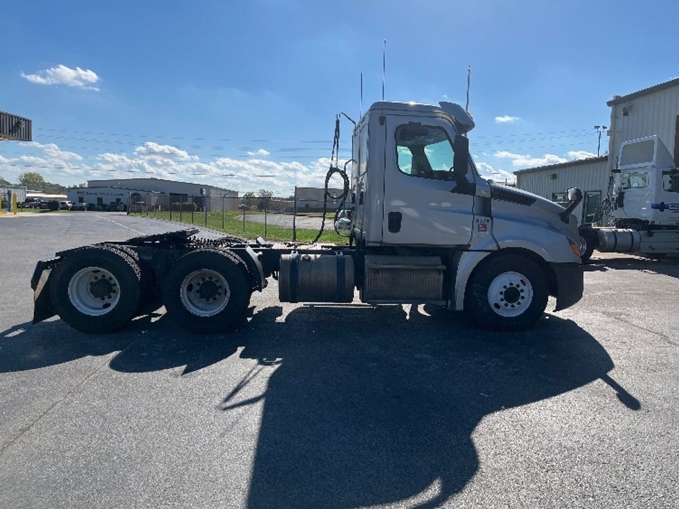 Day Cab Tractor-Heavy Duty Tractors-Freightliner-2018-T12664ST-Decatur-AL-401,885\n\t\tmiles-$ 42,500 - Image 8