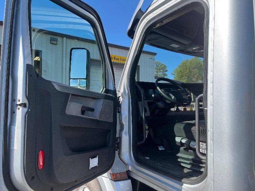 Day Cab Tractor-Heavy Duty Tractors-Freightliner-2018-T12664ST-Decatur-AL-401,885\n\t\tmiles-$ 42,500 - Image 9