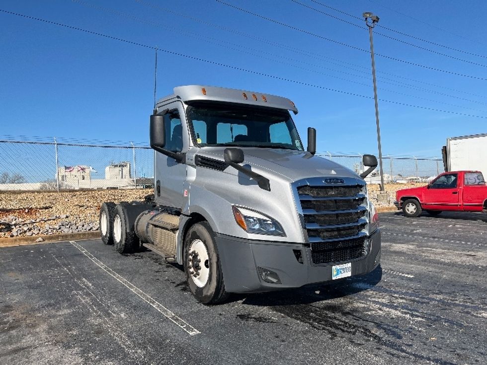 Day Cab Tractor-Heavy Duty Tractors-Freightliner-2018-T12664ST-Decatur-AL-413,919\n\t\tmiles-$ 44,750 - Image 1