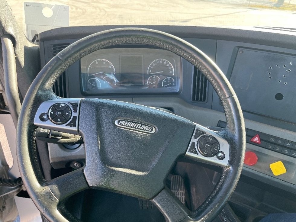 Day Cab Tractor-Heavy Duty Tractors-Freightliner-2018-T12664ST-Decatur-AL-413,919\n\t\tmiles-$ 44,750 - Image 11