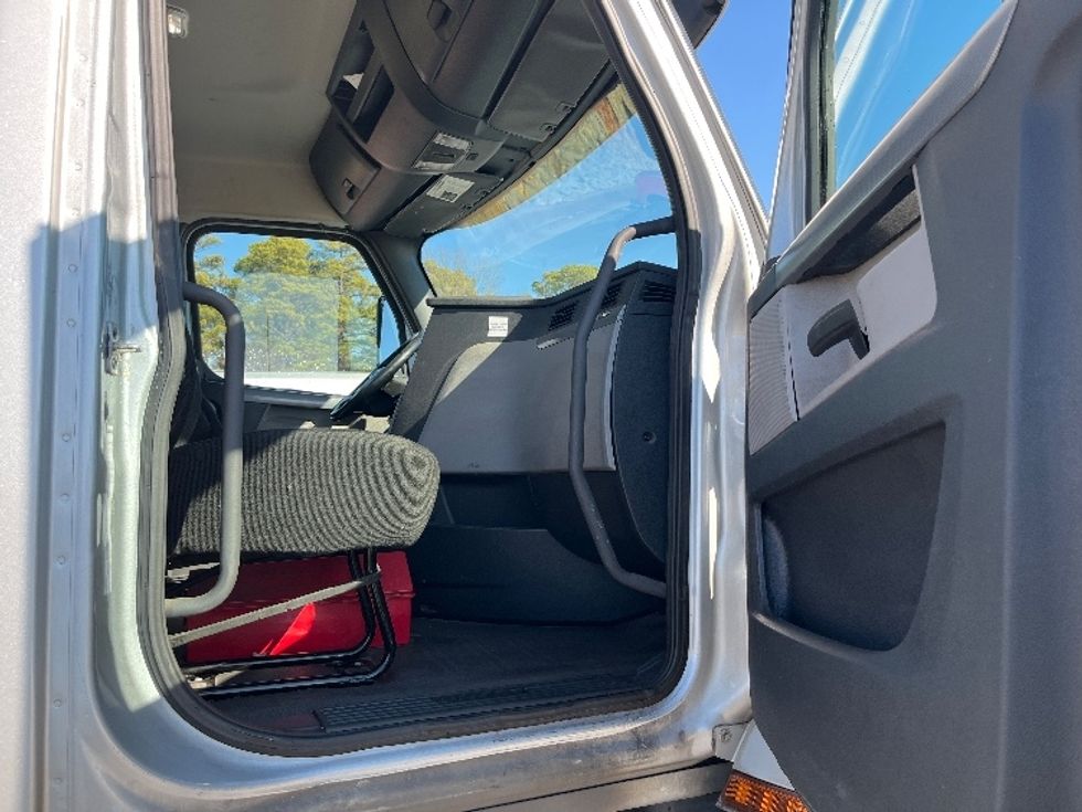 Day Cab Tractor-Heavy Duty Tractors-Freightliner-2018-T12664ST-Decatur-AL-413,919\n\t\tmiles-$ 44,750 - Image 12