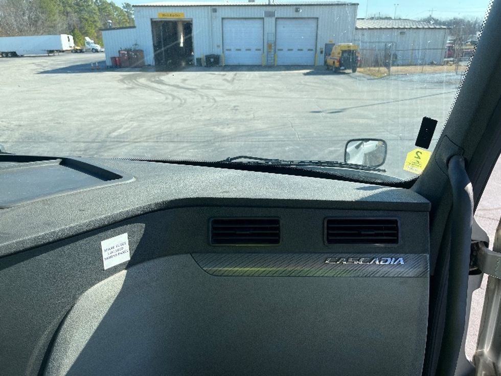 Day Cab Tractor-Heavy Duty Tractors-Freightliner-2018-T12664ST-Decatur-AL-413,919\n\t\tmiles-$ 44,750 - Image 13