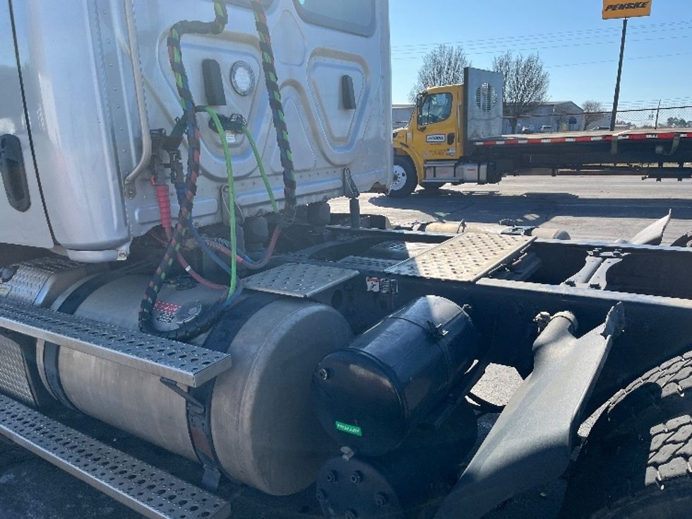 Day Cab Tractor-Heavy Duty Tractors-Freightliner-2018-T12664ST-Decatur-AL-413,919\n\t\tmiles-$ 44,750 - Image 18