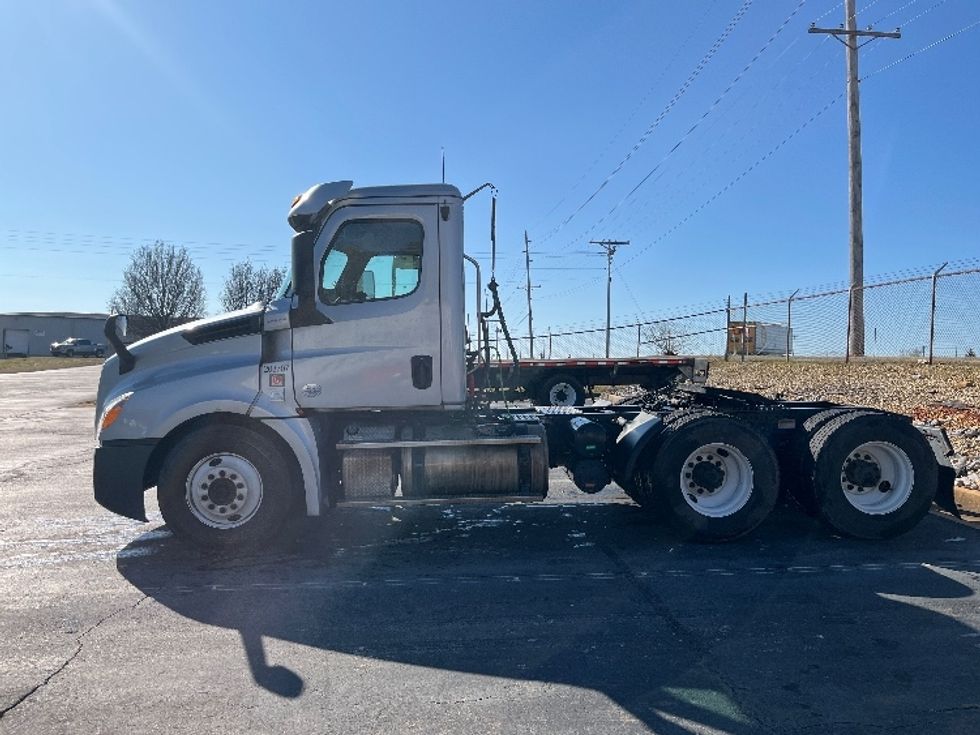 Day Cab Tractor-Heavy Duty Tractors-Freightliner-2018-T12664ST-Decatur-AL-413,919\n\t\tmiles-$ 44,750 - Image 4