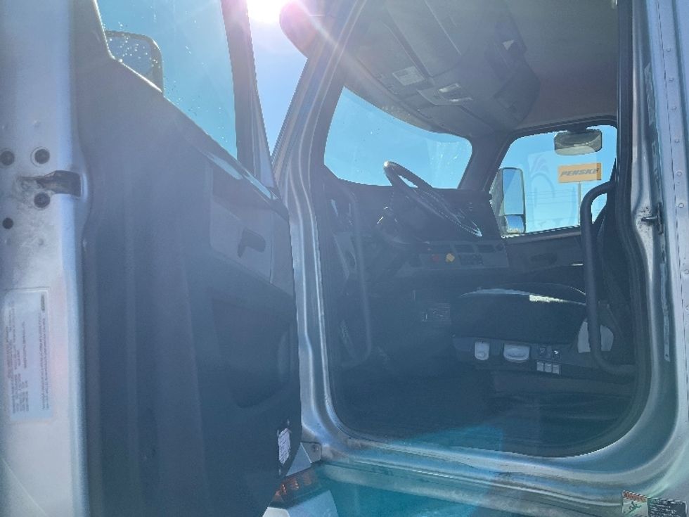 Day Cab Tractor-Heavy Duty Tractors-Freightliner-2018-T12664ST-Decatur-AL-413,919\n\t\tmiles-$ 44,750 - Image 9