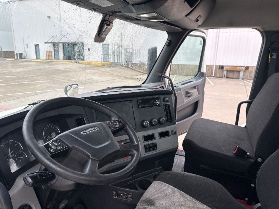 Day Cab Tractor-Heavy Duty Tractors-Freightliner-2018-T12664ST-Denton-TX-569,702\n\t\tmiles-$ 36,750 - Image 10