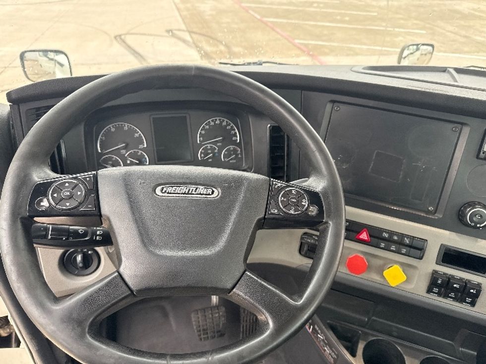 Day Cab Tractor-Heavy Duty Tractors-Freightliner-2018-T12664ST-Denton-TX-569,702\n\t\tmiles-$ 36,750 - Image 11