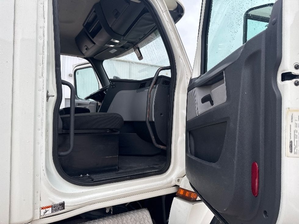 Day Cab Tractor-Heavy Duty Tractors-Freightliner-2018-T12664ST-Denton-TX-569,702\n\t\tmiles-$ 36,750 - Image 12