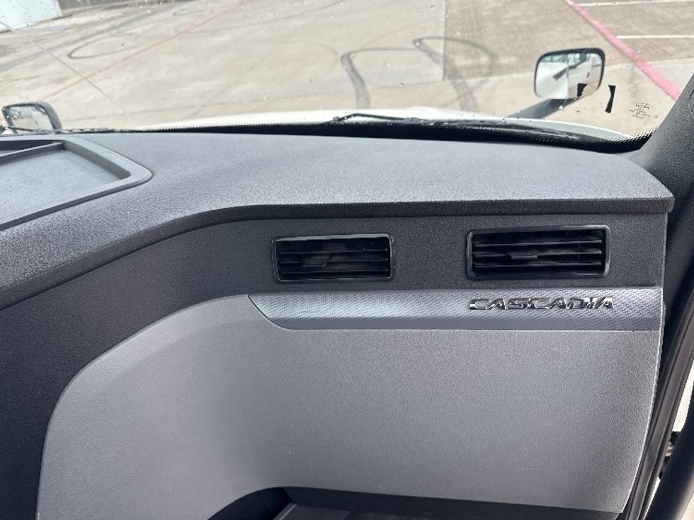 Day Cab Tractor-Heavy Duty Tractors-Freightliner-2018-T12664ST-Denton-TX-569,702\n\t\tmiles-$ 36,750 - Image 13