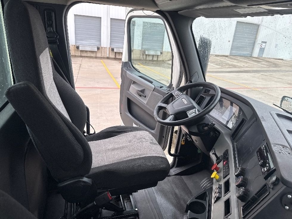 Day Cab Tractor-Heavy Duty Tractors-Freightliner-2018-T12664ST-Denton-TX-569,702\n\t\tmiles-$ 36,750 - Image 14