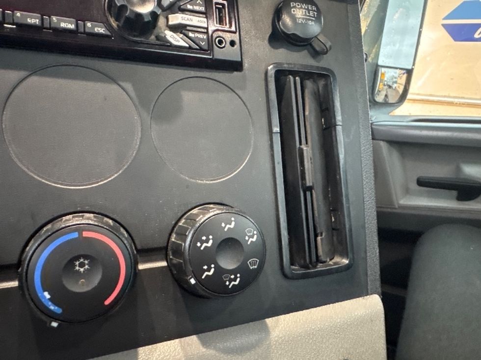 Day Cab Tractor-Heavy Duty Tractors-Freightliner-2018-T12664ST-Denton-TX-569,702\n\t\tmiles-$ 36,750 - Image 19