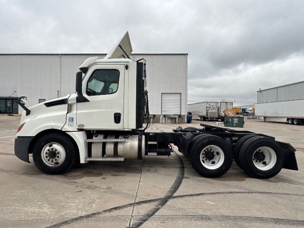 Day Cab Tractor-Heavy Duty Tractors-Freightliner-2018-T12664ST-Denton-TX-569,702\n\t\tmiles-$ 36,750 - Image 4