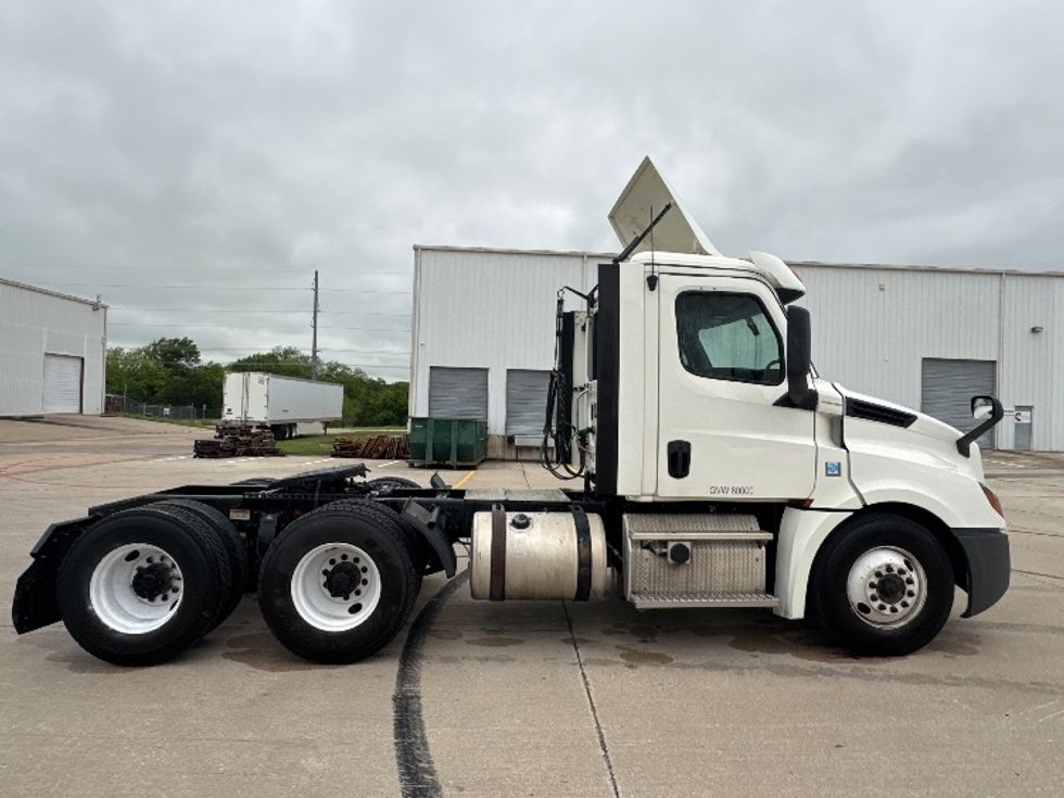 Day Cab Tractor-Heavy Duty Tractors-Freightliner-2018-T12664ST-Denton-TX-569,702\n\t\tmiles-$ 36,750 - Image 8