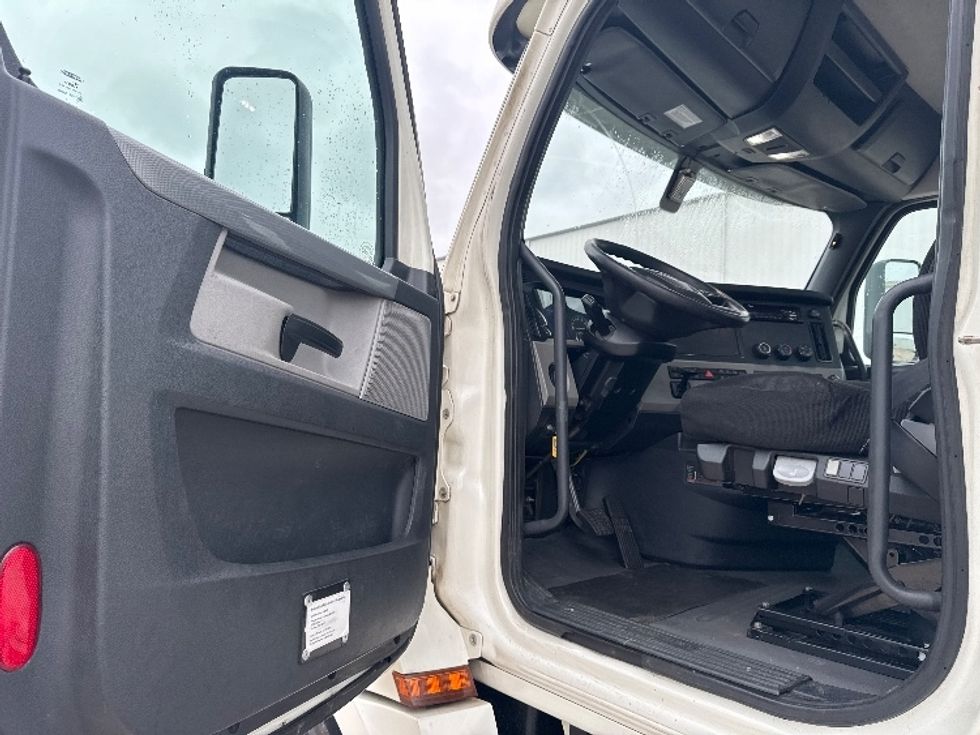 Day Cab Tractor-Heavy Duty Tractors-Freightliner-2018-T12664ST-Denton-TX-569,702\n\t\tmiles-$ 36,750 - Image 9