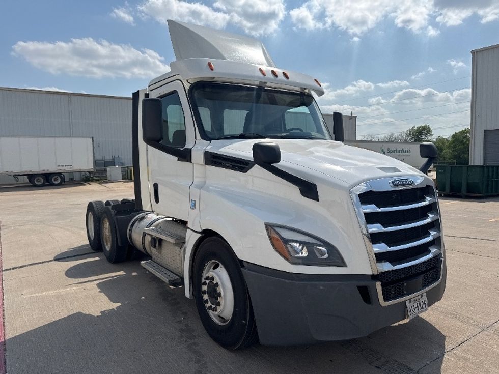 Day Cab Tractor-Heavy Duty Tractors-Freightliner-2018-T12664ST-Denton-TX-600,108\n\t\tmiles-$ 34,000 - Image 1