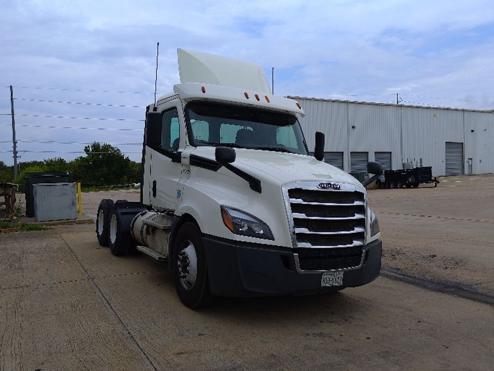 Day Cab Tractor-Heavy Duty Tractors-Freightliner-2018-T12664ST-Denton-TX-613,710\n\t\tmiles-$ 32,500 - Image 1