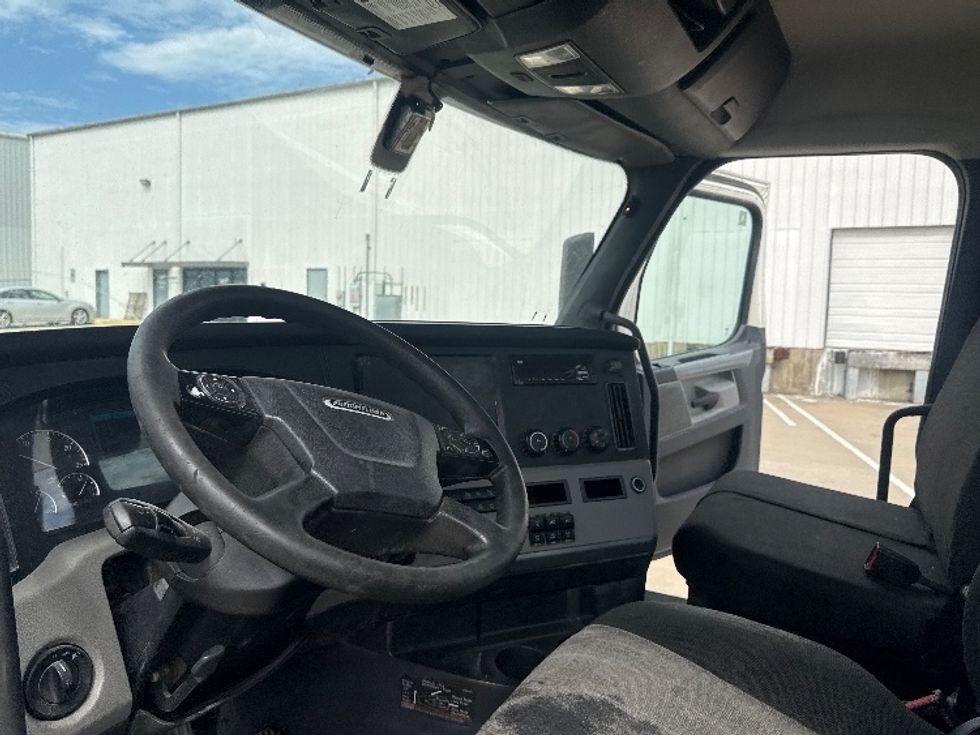 Day Cab Tractor-Heavy Duty Tractors-Freightliner-2018-T12664ST-Denton-TX-613,710\n\t\tmiles-$ 32,500 - Image 10