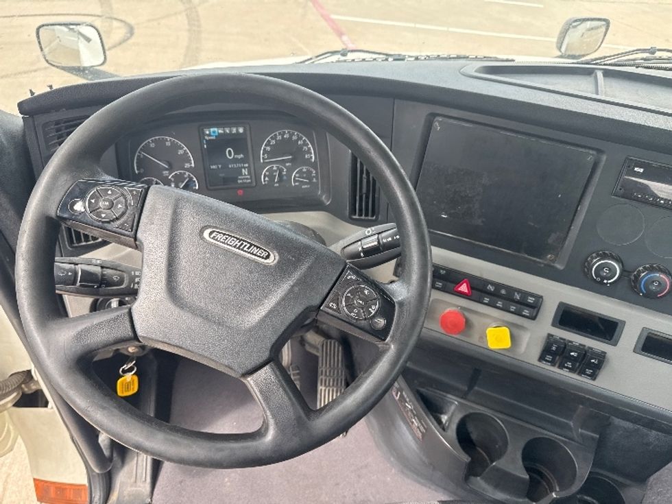 Day Cab Tractor-Heavy Duty Tractors-Freightliner-2018-T12664ST-Denton-TX-613,710\n\t\tmiles-$ 32,500 - Image 11
