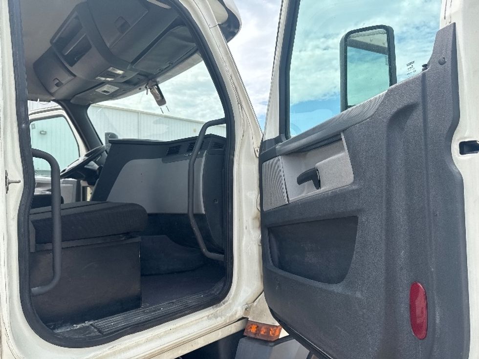 Day Cab Tractor-Heavy Duty Tractors-Freightliner-2018-T12664ST-Denton-TX-613,710\n\t\tmiles-$ 32,500 - Image 12